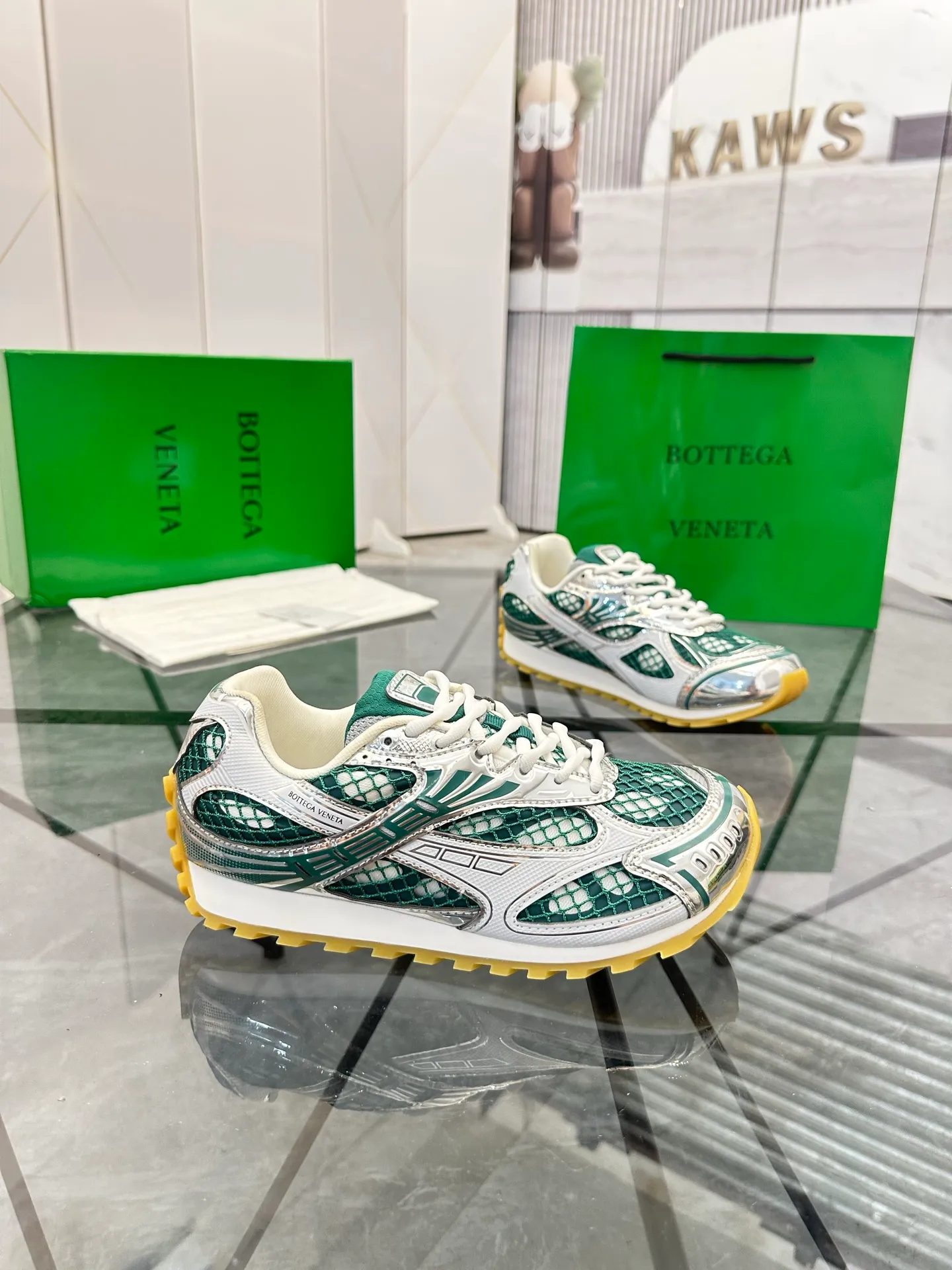 Factory men's shoes 💰: 620💰 (top version) BV Orbit sneakers Wang Yibo's same style couple's dad shoes Runner sneakers, made of lightweight technical mesh fabric. Matched with geometric pattern designed rubber outsole Wang Zha series high version Look for the package craftsmanship The actual height is much higher, but the legs are still slim. Very nice and playable and durable Matching to the standard 💯 Package shoe technology Look for the high version The outsole is made of color-blocked TPU outsole Women's model 35 36 37 38 39 40 41 (40 41 customized) Men's model 38 39 40 41 42 43 44 45. (Customized size 38 45.46) No. H345